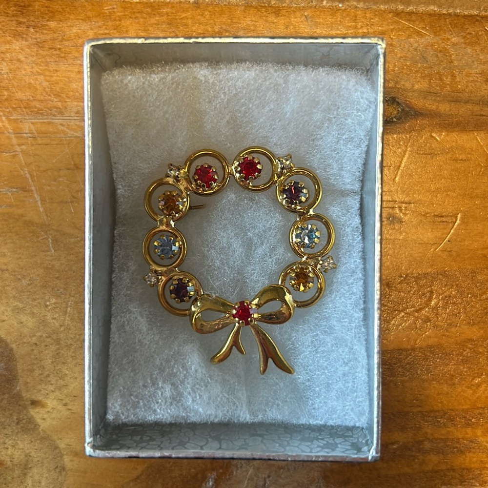 Vintage Polished Gold Tone Prong Set Multi colored stoned wreath